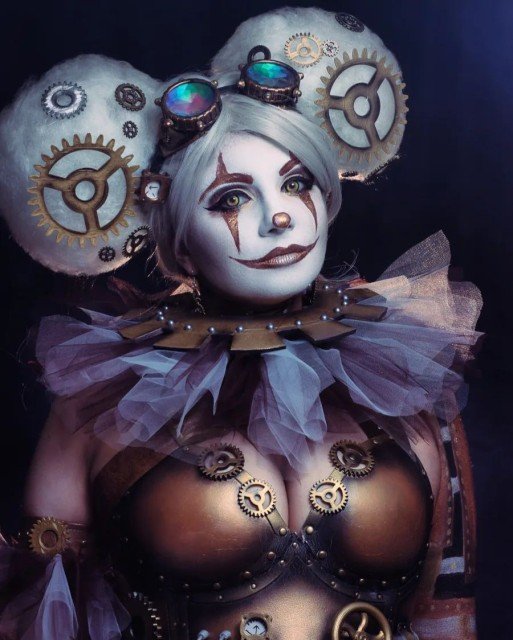 I love Steampunk and I love clowns!! So why not...