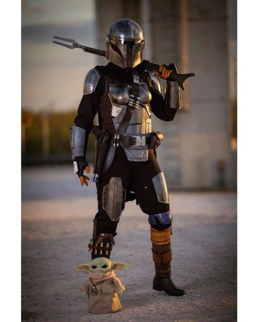 Happy #MandoMonday! How’s everyone’s week starting out?.....#themandalorian #themandaloriancosplay #dindjarin #dindjarincosplay...