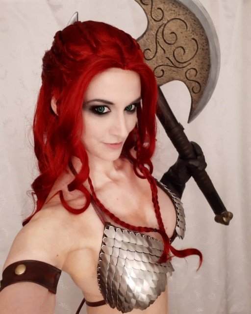 Happy Friday everyone! Who's ready for the weekend?❤⚔❤#redsonja #redsonjacosplay #redsonjamovie...