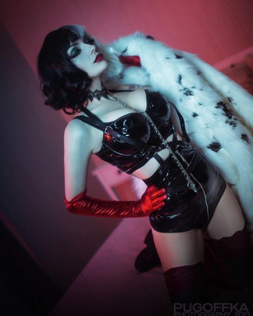 “Do You Have A Light?”Ph @pugoffka_sama #cruella #cruelladevil #cruelladeville #cruellacosplay...